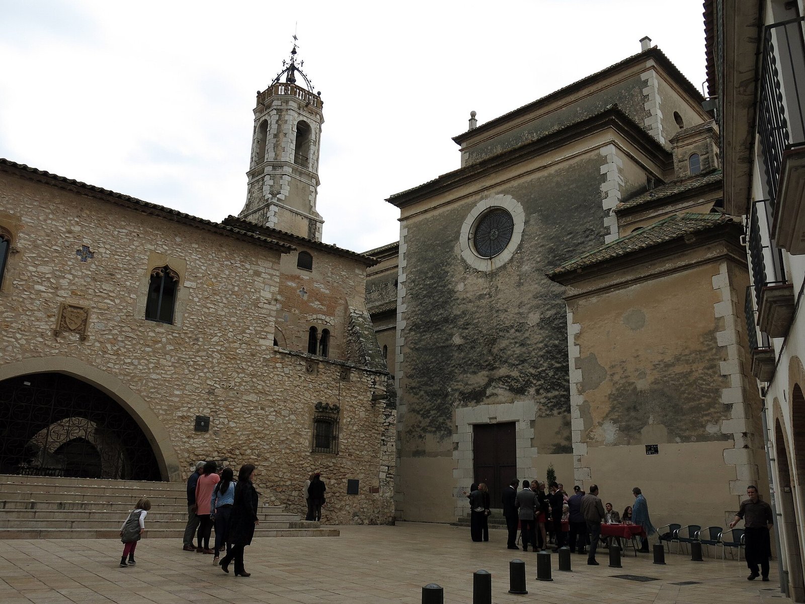 Plaça de Font i Gumà, Castell de la Geltrú and Santa Maria