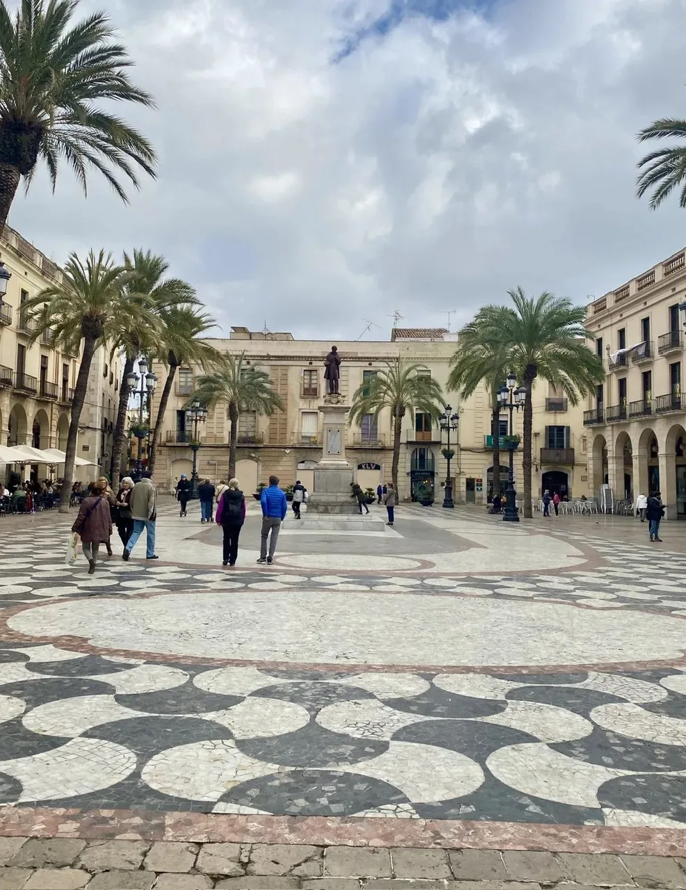 Plaça de la Vila amb el seu mosaic, palmeres i l’estàtua de Josep Tomàs Ventosa